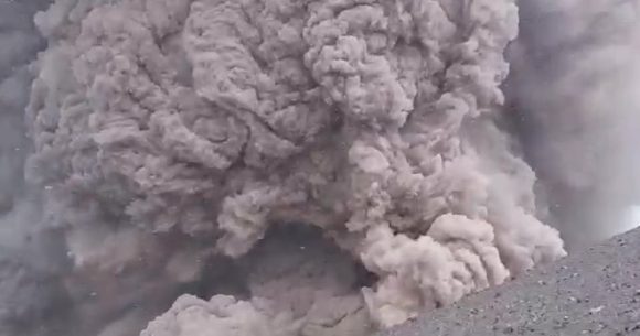 Excursionistas graban pulso eruptivo del volcán Láscar de Chile