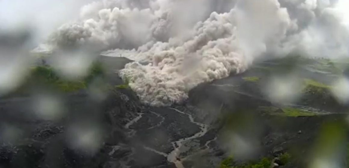 Evacúan a 2 mil personas en Indonesia por erupción del Monte Semeru