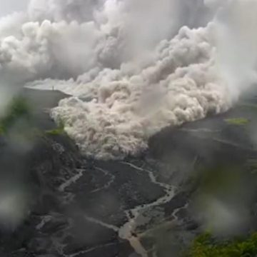 Evacúan a 2 mil personas en Indonesia por erupción del Monte Semeru