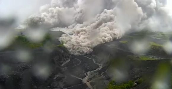 Evacúan a 2 mil personas en Indonesia por erupción del Monte Semeru