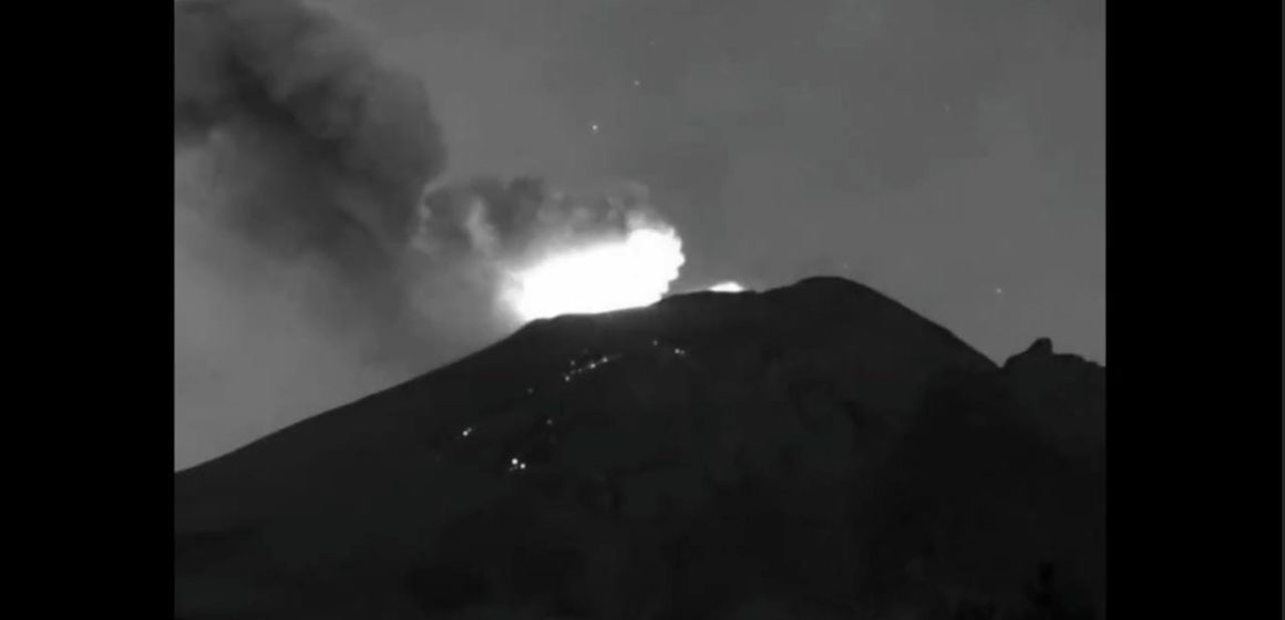Volcán Popocatépetl lanza material incandescente