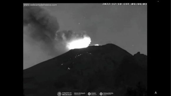Volcán Popocatépetl lanza material incandescente