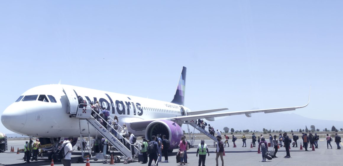 Pasajeros se manifiestan en el Aeropuerto Hermanos Serdán por cancelación de vuelo