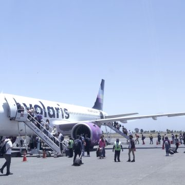 Pasajeros se manifiestan en el Aeropuerto Hermanos Serdán por cancelación de vuelo
