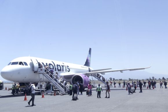 Pasajeros se manifiestan en el Aeropuerto Hermanos Serdán por cancelación de vuelo
