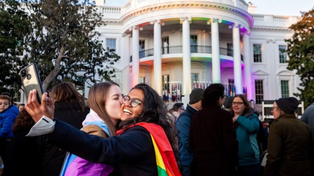 Promulga Biden ley que protege el matrimonio homosexual