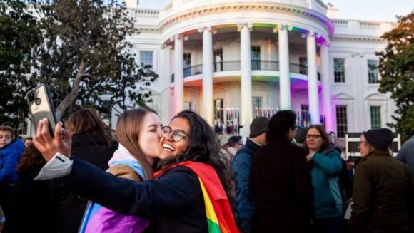 Promulga Biden ley que protege el matrimonio homosexual