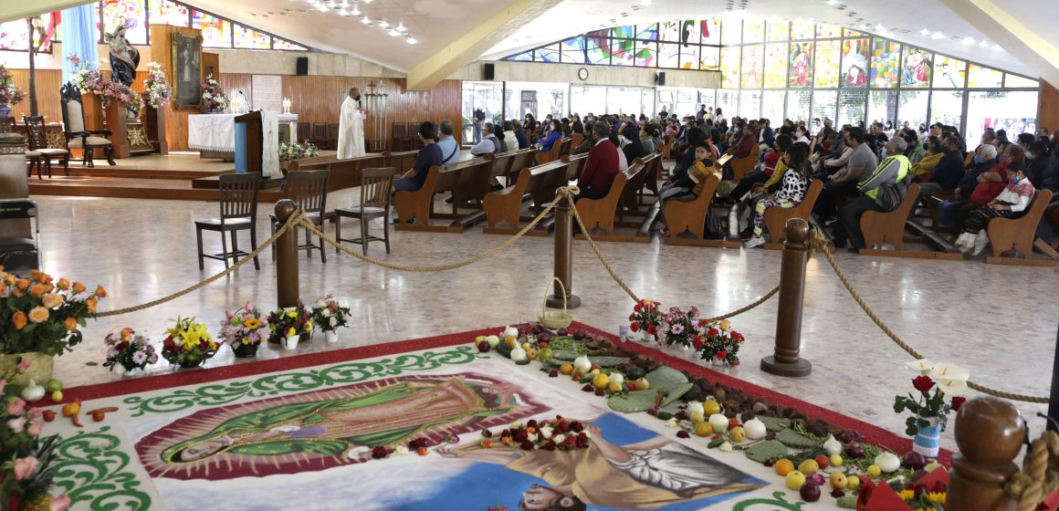Fieles católicos llegaron al Seminario Palafoxiano para visitar a la Virgen de Guadalupe