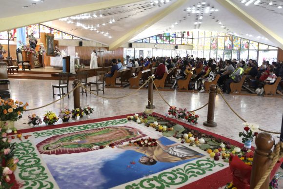 FERIA GUADALUPANA Fieles católicos llegaron al Seminario Palafoxiano para visitar a la Virgen de Guadalupe