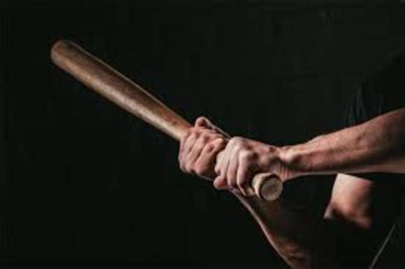 Golpea a su madre y hermana con un bate