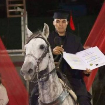 VIRAL Joven llega a caballo en su graduación