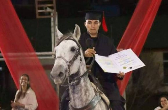 VIRAL Joven llega a caballo en su graduación