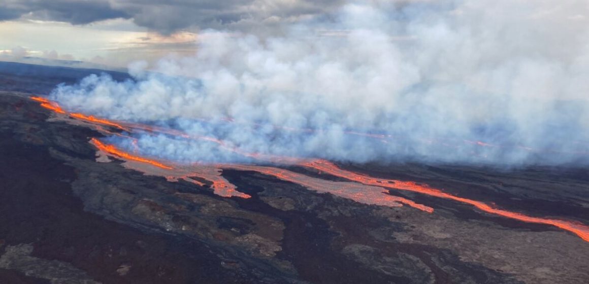 Lava del volcán Mauna Loa amenaza con llegar a la principal carretera de Hawái