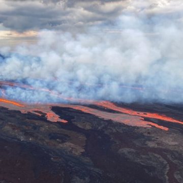 Lava del volcán Mauna Loa amenaza con llegar a la principal carretera de Hawái