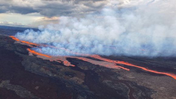 Lava del volcán Mauna Loa amenaza con llegar a la principal carretera de Hawái