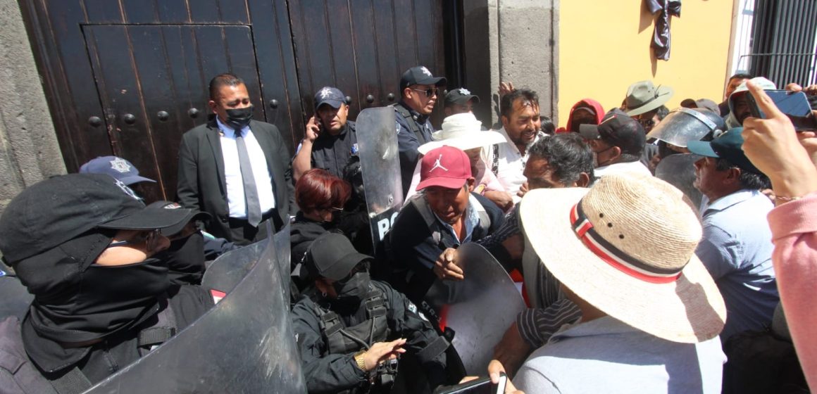 Roxana Luna azuza a campesinos a tomar Casa Aguayo y agredir policías