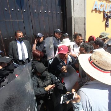 Roxana Luna azuza a campesinos a tomar Casa Aguayo y agredir policías