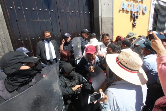 Roxana Luna azuza a campesinos a tomar Casa Aguayo y agredir policías