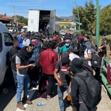 Identifica INM a 269 migrantes que viajaban en la caja de un tráiler en Chiapas