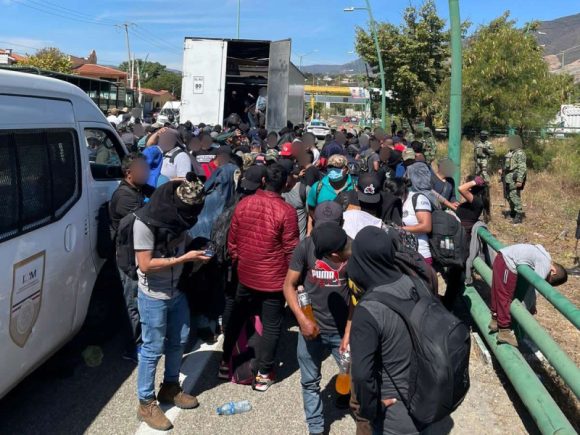 Identifica INM a 269 migrantes que viajaban en la caja de un tráiler en Chiapas