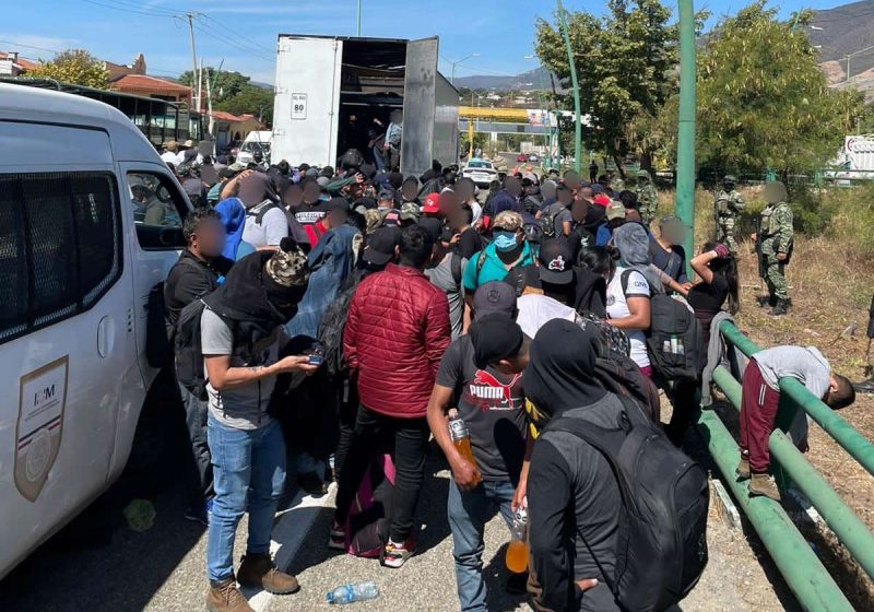 Identifica INM a 269 migrantes que viajaban en la caja de un tráiler en Chiapas