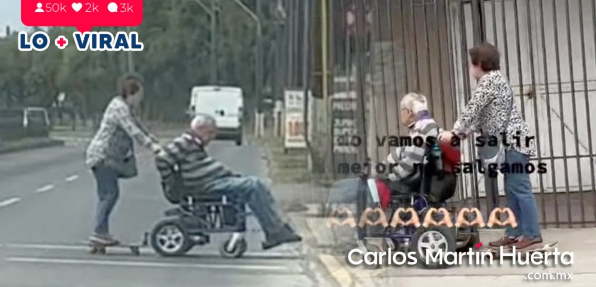 Pareja de abuelitos disfrutan de paseo en patineta y silla de ruedas
