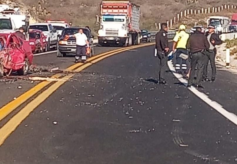 Tres fallecidos y 5 lesionados deja brutal accidente sobre la Cuacnopalan-Oaxaca
