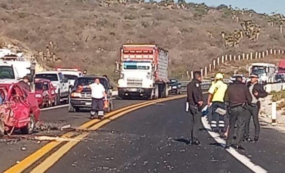 Tres fallecidos y 5 lesionados deja brutal accidente sobre la Cuacnopalan-Oaxaca