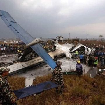 Avión se estrella en Nepal; hay 68 muertos