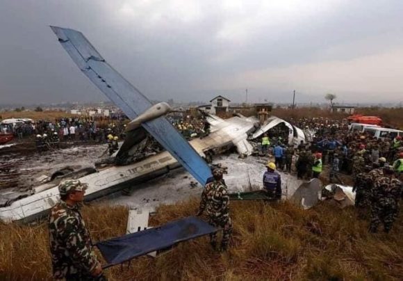 Avión se estrella en Nepal; hay 68 muertos