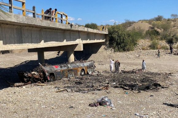 Mueren 40 personas tras caída de autobús en Pakistán