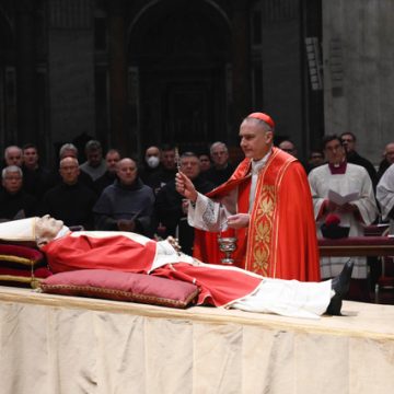 Fieles despiden a Benedicto XVI en la Basílica de San Pedro