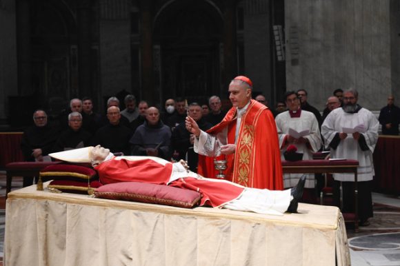 Fieles despiden a Benedicto XVI en la Basílica de San Pedro