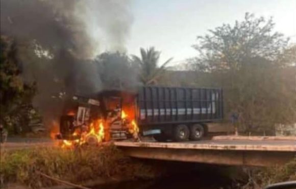 Realizan bloqueos carreteros en Jalisco