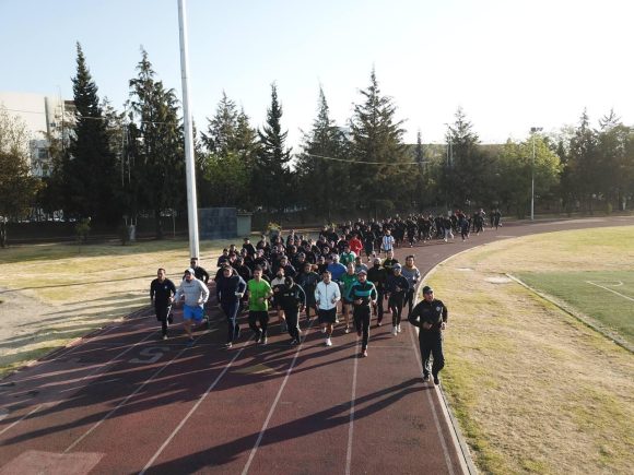 Eduardo Rivera encabeza carrera con cadetes de la academia de la policía