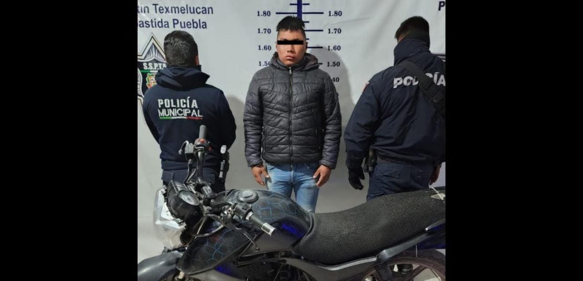 Detienen a hombre por detentación de vehículo robado en Texmelucan