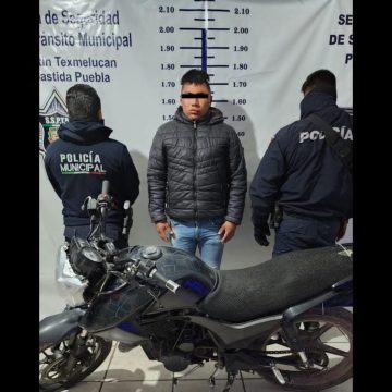 Detienen a hombre por detentación de vehículo robado en Texmelucan