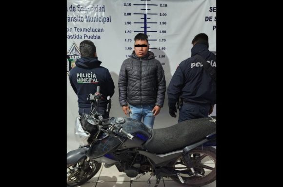 Detienen a hombre por detentación de vehículo robado en Texmelucan