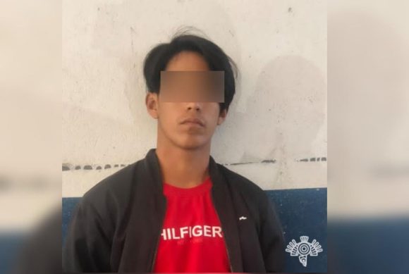 En Tulcingo detienen a hombre y menor de edad en auto robado