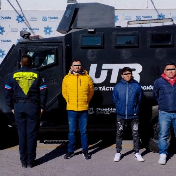 Policía Municipal de Puebla detiene a tres hombres por robo de tractocamión