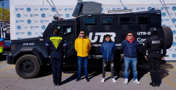 Policía Municipal de Puebla detiene a tres hombres por robo de tractocamión