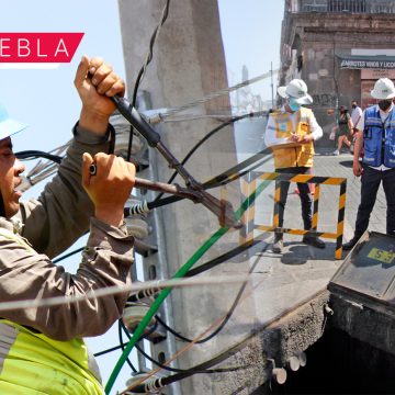 Entrega Eduardo Rivera ampliación de electrificación en Totimehuacan y Azumiatla