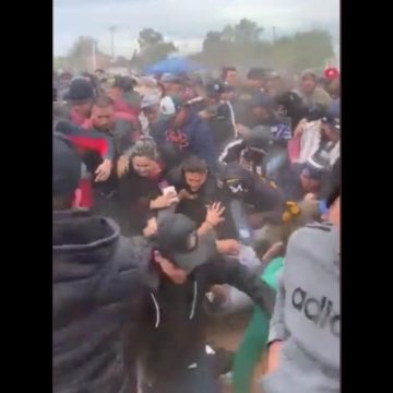 Aficionados provocan estampida humana por boletos para beisbol en Sinaloa