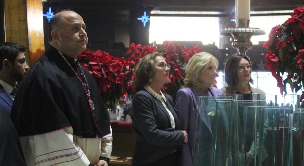 Primera dama de EU, Jill Biden visita la Basílica de Guadalupe; ofrece una veladora a la virgen