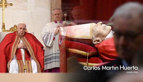Benedicto XVI es despedido por miles en el Vaticano