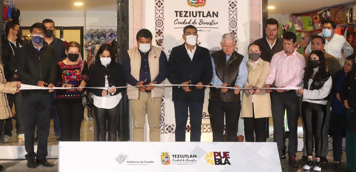 Inaugura gobernador Plaza “El Venado” en Teziutlán