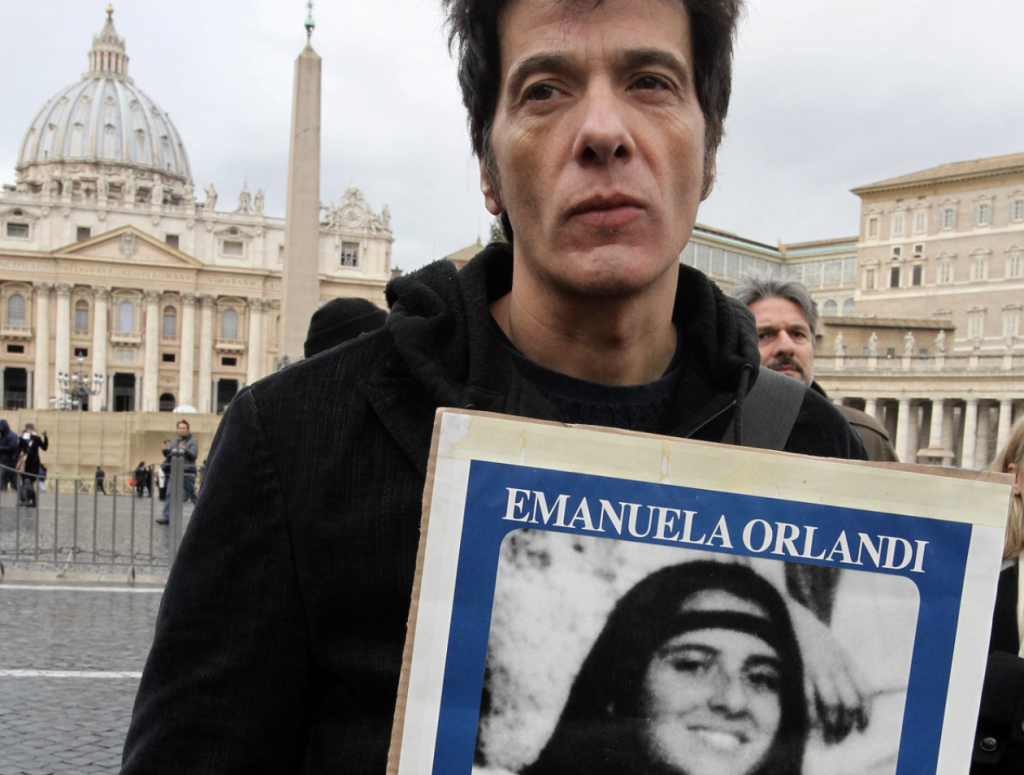Pietro Orlandi sostiene en el Vaticano una foto de su hermana Emanuela.