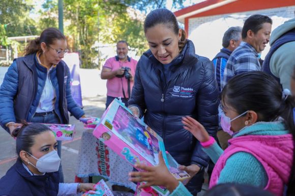 SMDIF Puebla entregó más de 400 juguetes a niñas y niños en San Francisco Totimehuacan