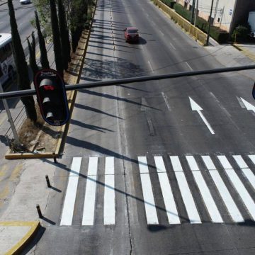 Modernizan con semáforos y balizamiento avenidas de Puebla capital