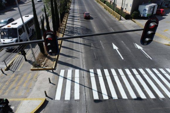 Modernizan con semáforos y balizamiento avenidas de Puebla capital